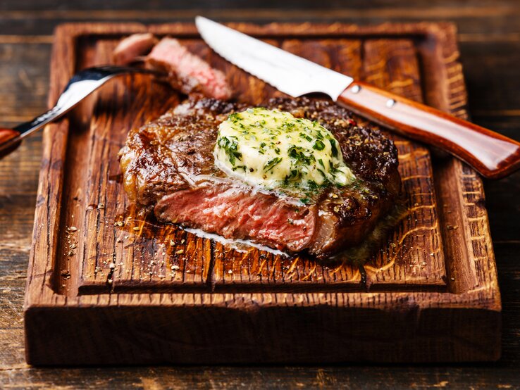 Zu einem saftigen Steak gehört würzige Butter einfach dazu. | © iStock/ Lisovskaya iStock-598826866.jpg | © iStock/ Lisovskaya