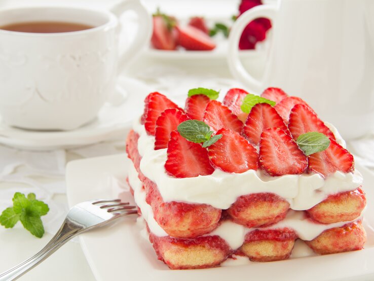 Geschichtetes Erdbeer-Tiramisu mit frischen Früchten, Creme und Biskuit.