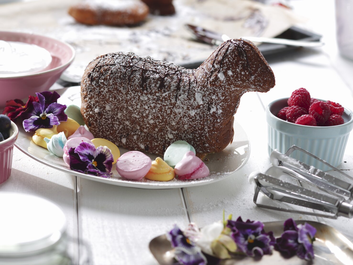 Klassiker mal anders: Osterlamm mit bunten Baisertupfen