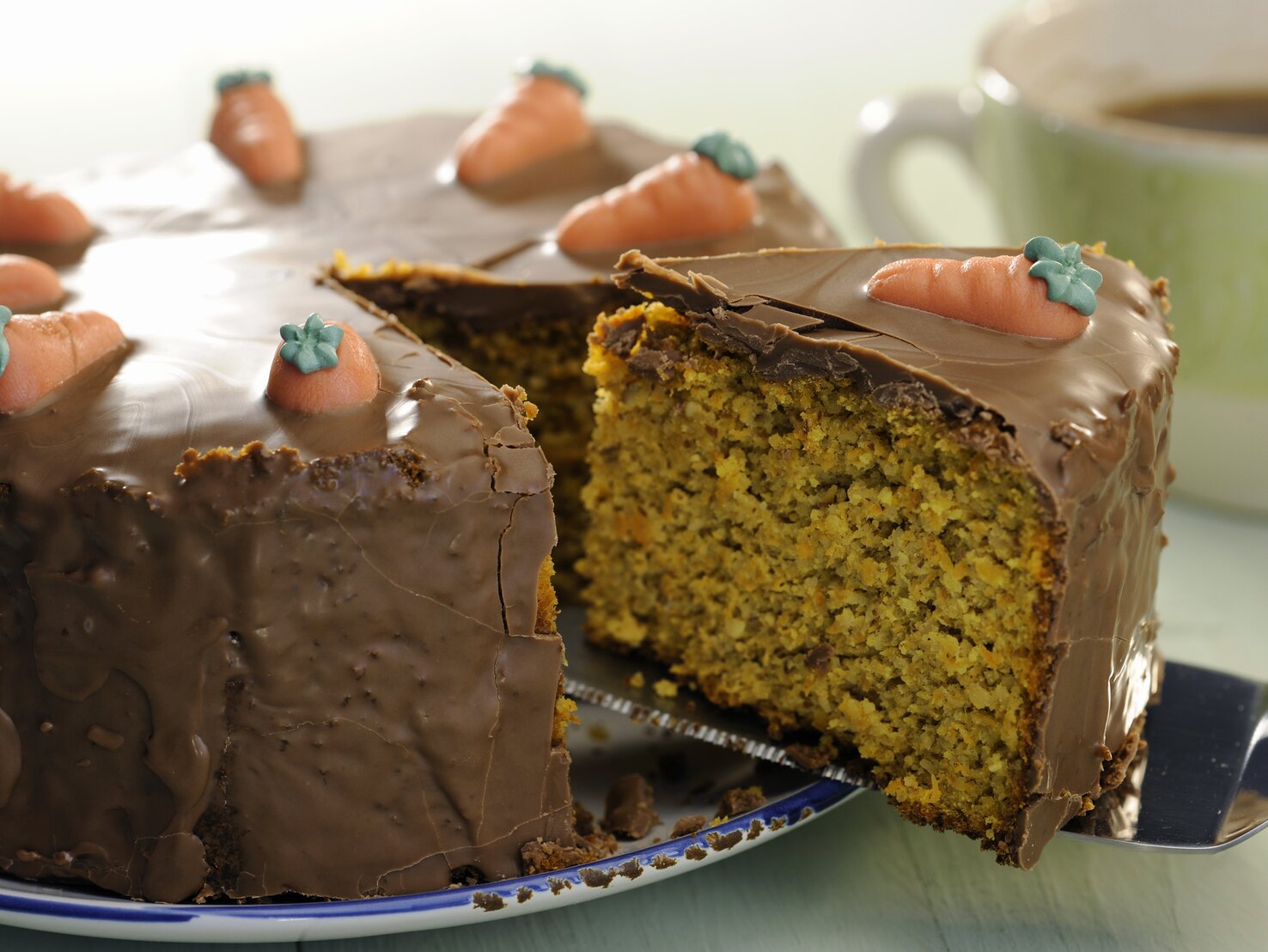 Möhrenkuchen mit Schokolade und Nüssen: Klassiker zu Ostern