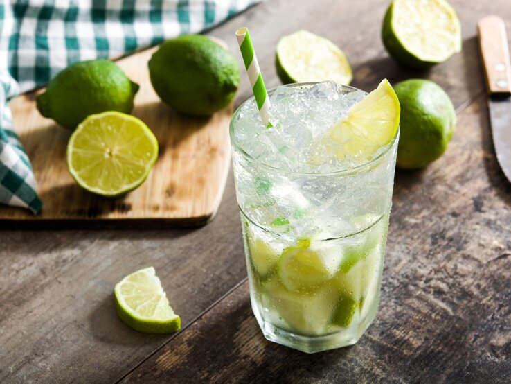 Caipirinha Rezept Ein Glas gefüllt mit selbst gemachtem Caipirinha - daneben die passenden Zutaten.