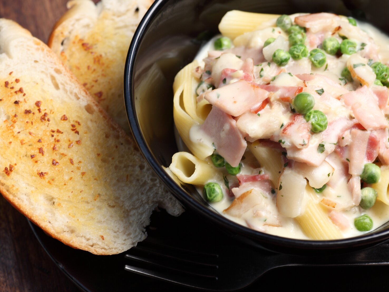 Penne Alfredo: Rezept mit Schinken &amp; Erbsen