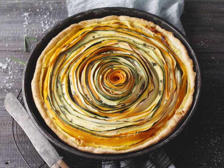 Draufsicht auf die bunte Spiraltarte.