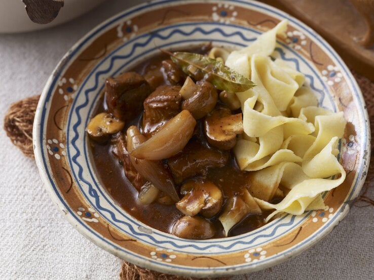 Wildschweingulasch mit Pilzen und Bandnudeln