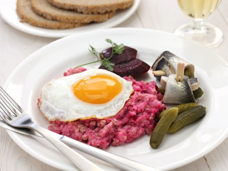 Runder Teller, darauf klasssisches Labskaus: Mit Spiegelei und Gurken. 