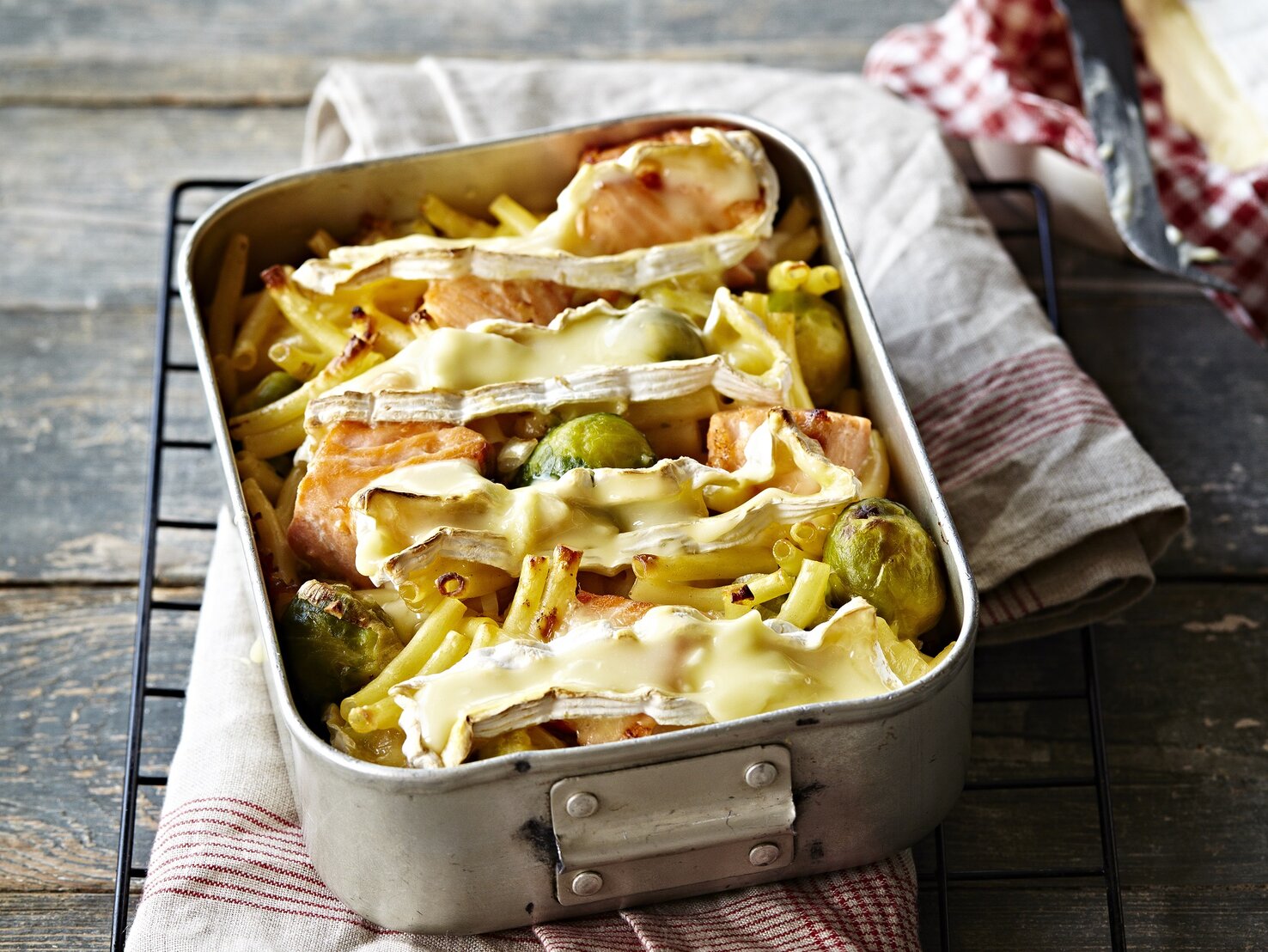 Makkaroni-Auflauf mit Lachs, Camembert und Rosenkohl