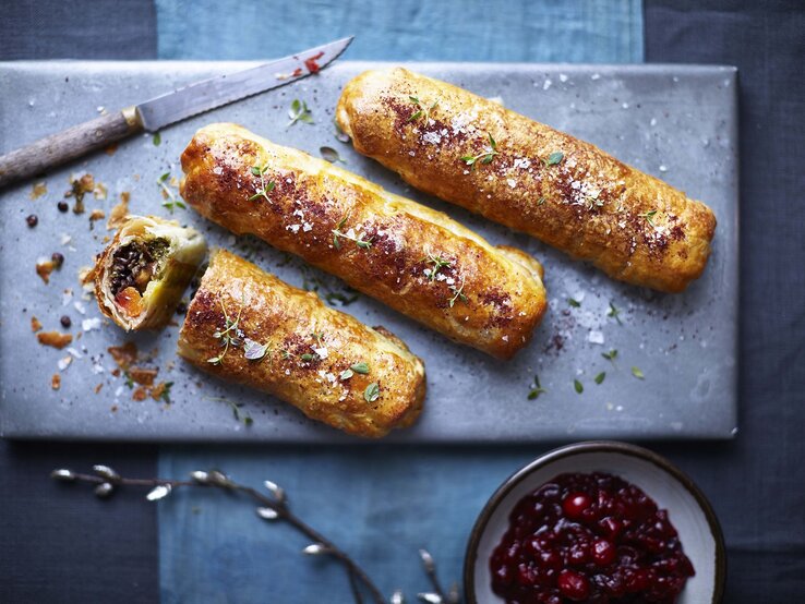 Rote-Bete-Kürbis-Wellingtons mit Grünkohlpesto