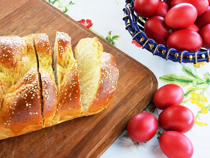 griechischer Osterzopf auf Holz mit roten Eiern