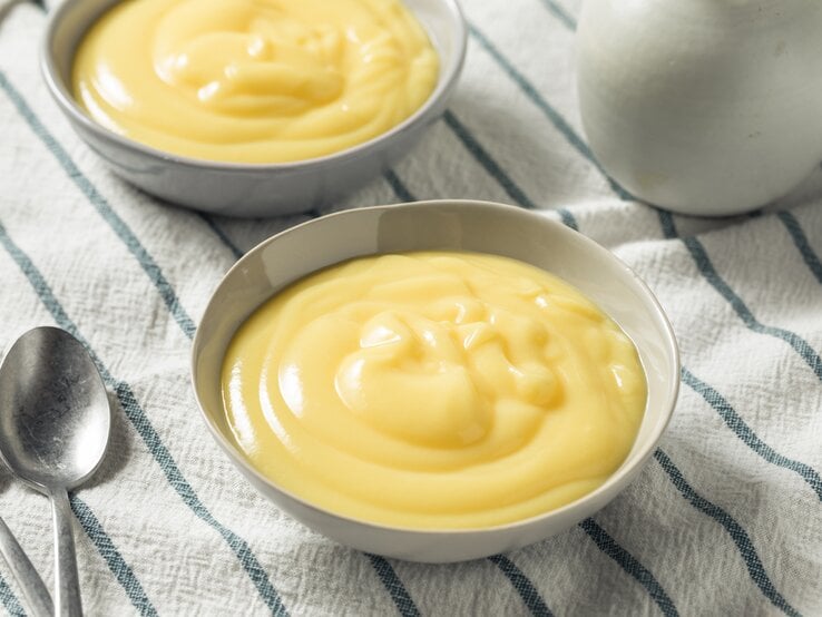 Schräge Draufsicht auf eine Schale mit Vanillepudding. 