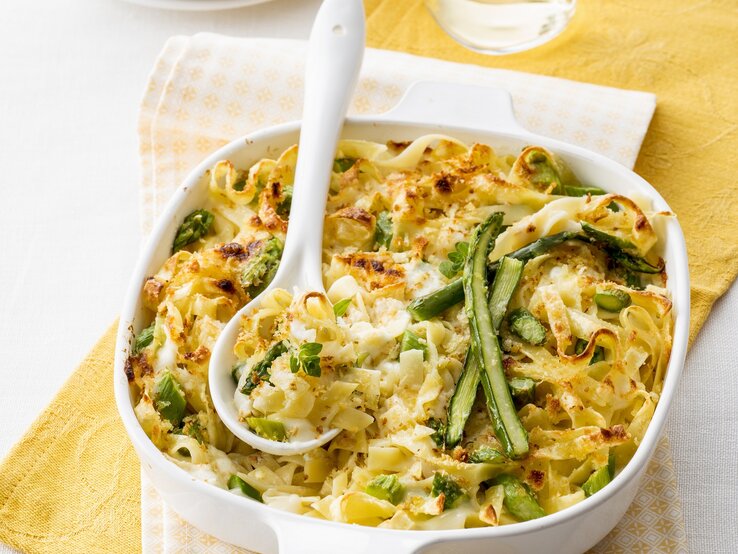 Bandnudel-Auflauf mit grünem Spargel und Weichkäse