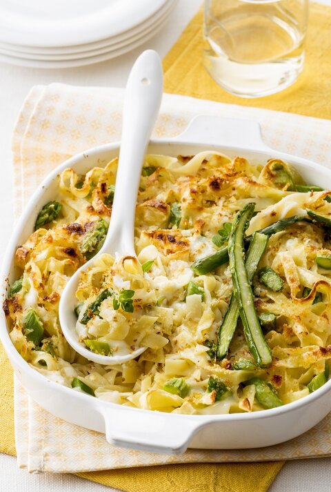 Bandnudel-Auflauf mit grünem Spargel und Weichkäse
