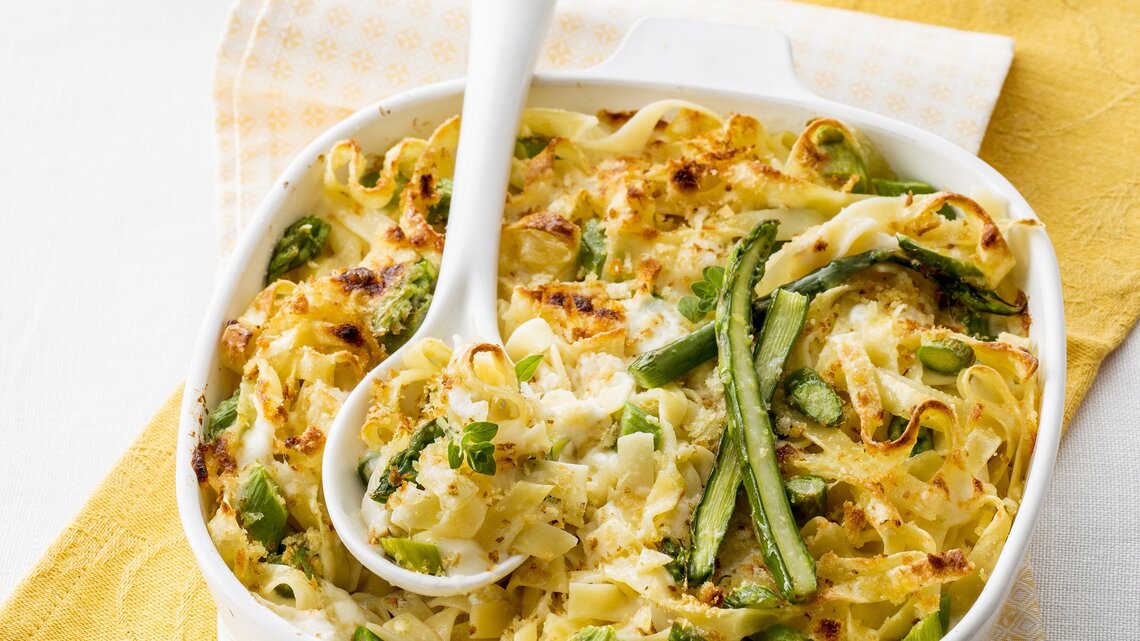 Bandnudel-Auflauf mit grünem Spargel und Weichkäse