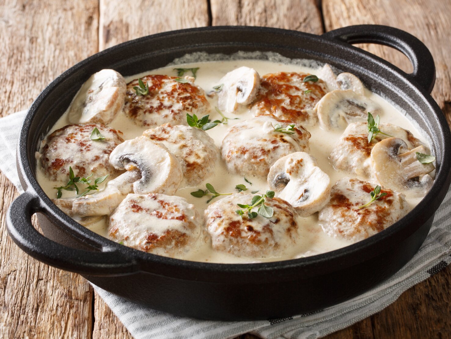 Hackbällchen in Pilzrahmsoße: Blitz-Abendessen zum Genießen