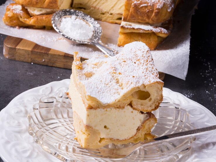 Angeschnittener polnischer Puddingkuchen auf Teller.