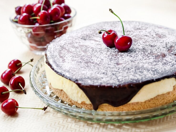 Runder Kuchen auf Tisch. 