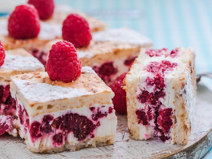 In Würfelform geschnittene Kuchenstücke mit Biskuit und Himbeer-Schmand