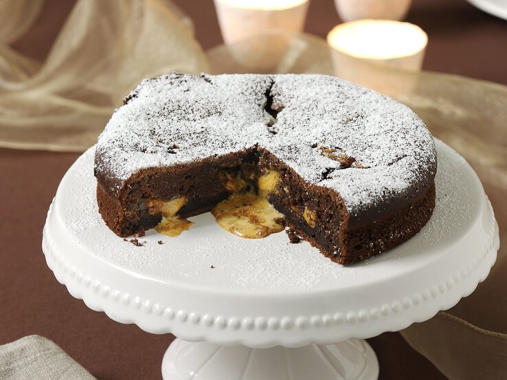 Angeschnittene Schokoladentorte auf einer Etagierre. 