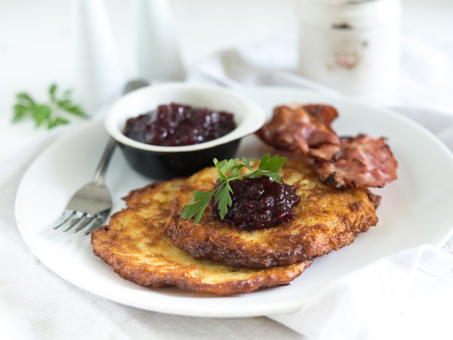 Raggmunk: Schwedische Kartoffelpfannkuchen mit Speck &amp; Marmelade