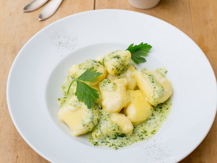 Teller mit Gnocchi in cremiger Bärlauchsoße und Petersilie