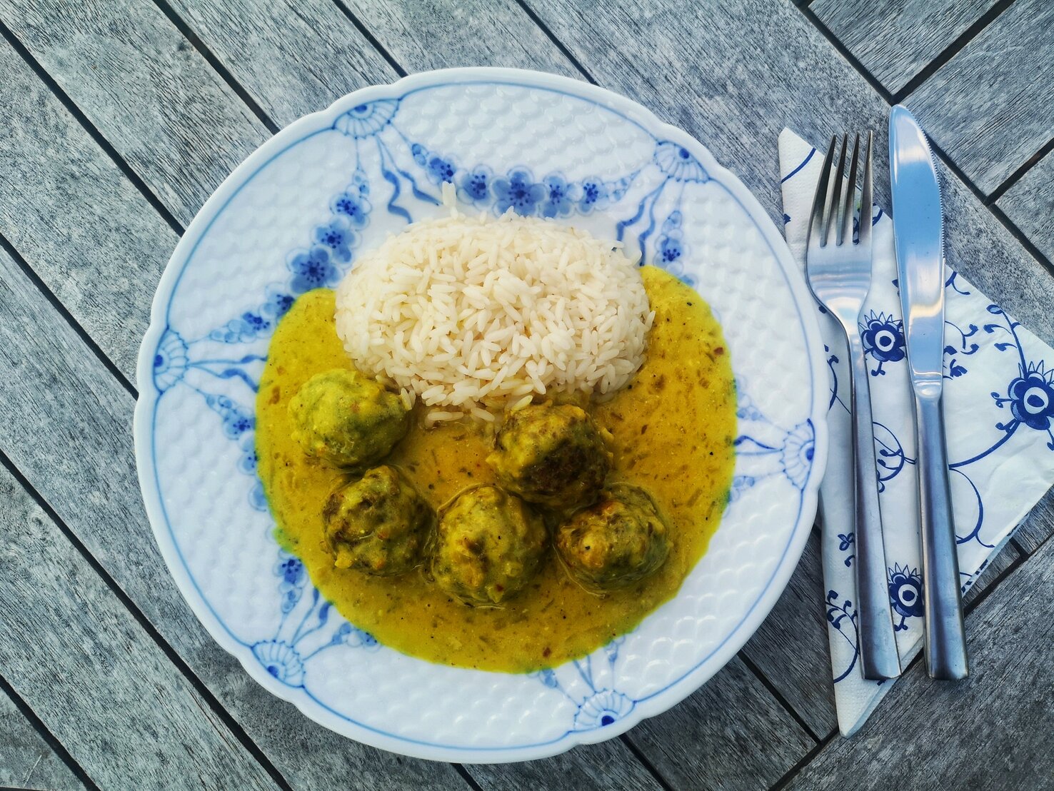 Dänische Hackbällchen in Currysoße: Rezept für Boller i karry
