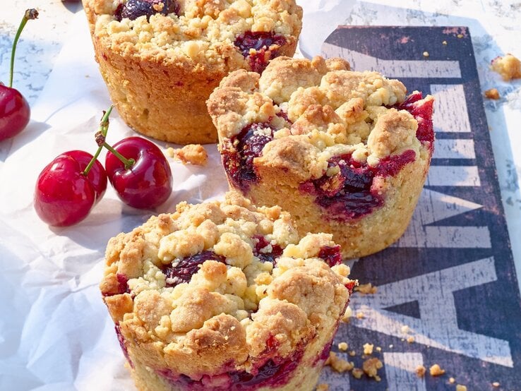 Schräge Draufsicht auf Kirsch-Muffins mit Streuseln