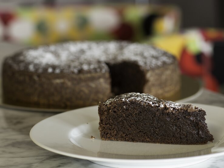 Seitliche Ansicht auf einen Schokokuchen.