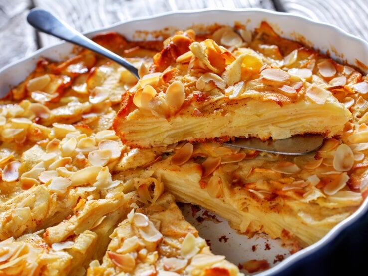 Gestürzter französischer Apfelkuchen mit Mandelblättchen. 