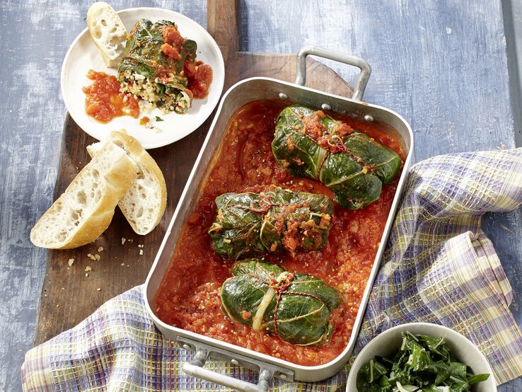 Mangold-Rouladen mit mediterraner Bulgur-Füllung