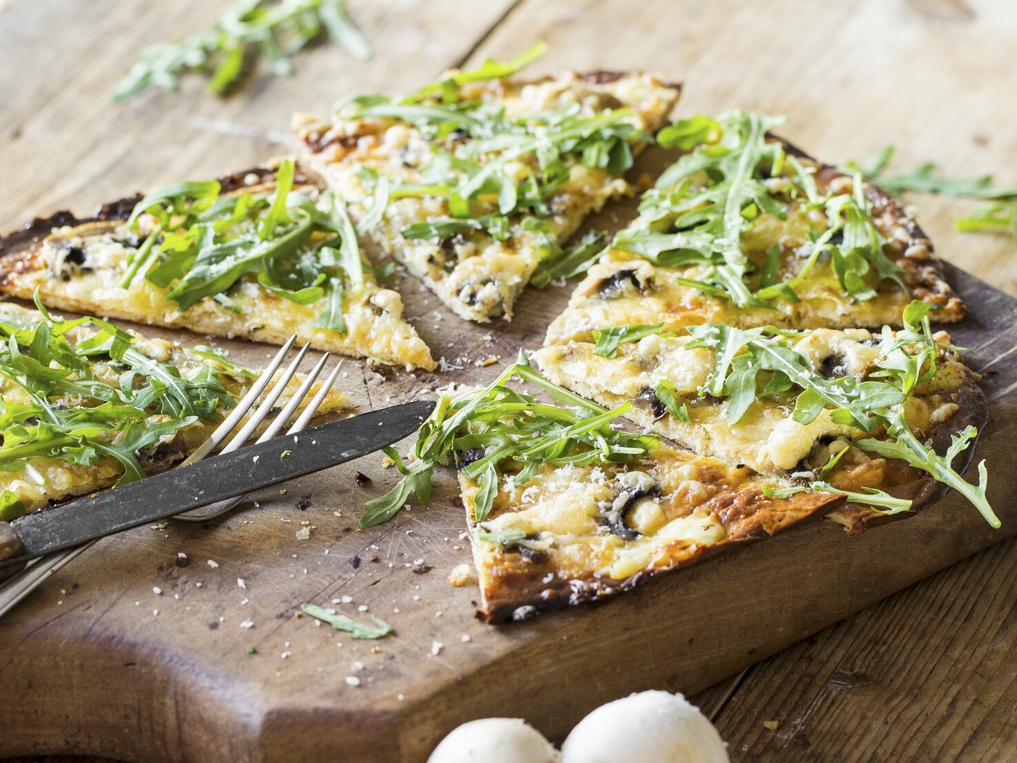 Veganer Flammkuchen: Rezept mit Rucola und Pilzen