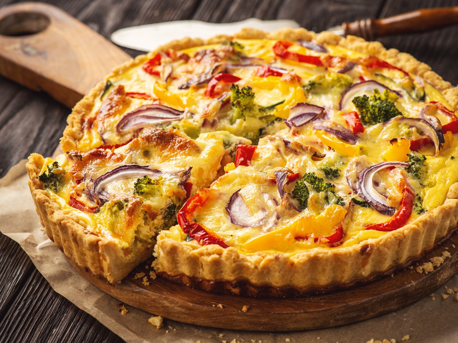 Gemüse-Quiche mit Brokkoli &amp; Paprika: Vegetarisch genießen!