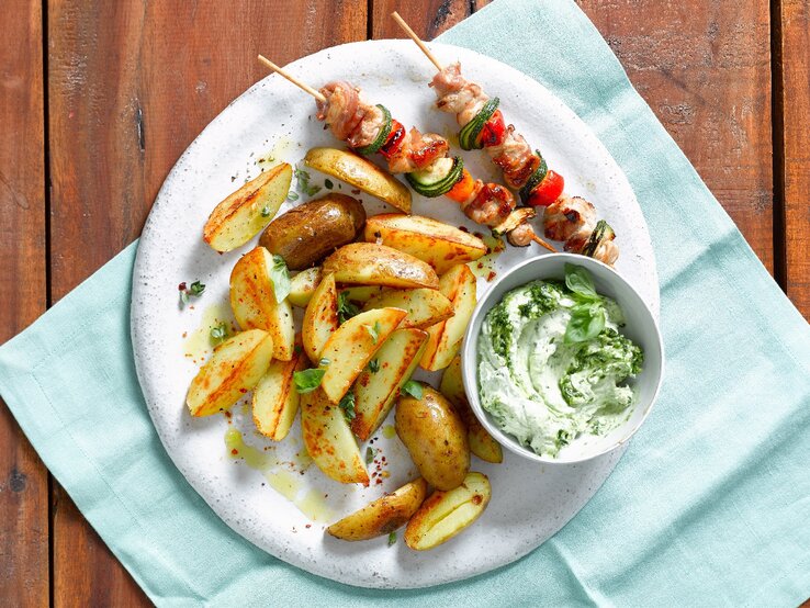 Kartoffelecken mit Bärlauch-Dip und Grillspießchen.