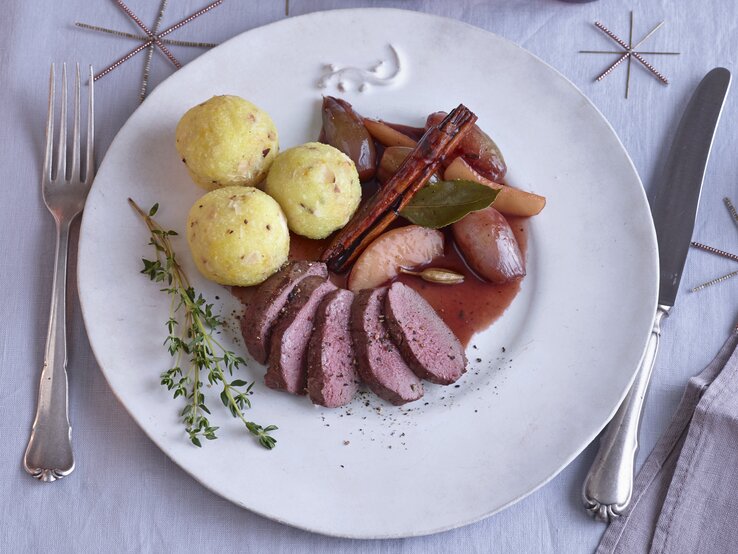 Raffiniertes Festmenü: Rehmedaillons mit Kartoffel-Safran-Klößchen und Schalotten