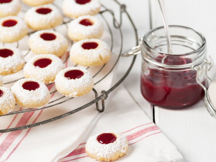 Weihnachtsplätzchen mit Marmelade