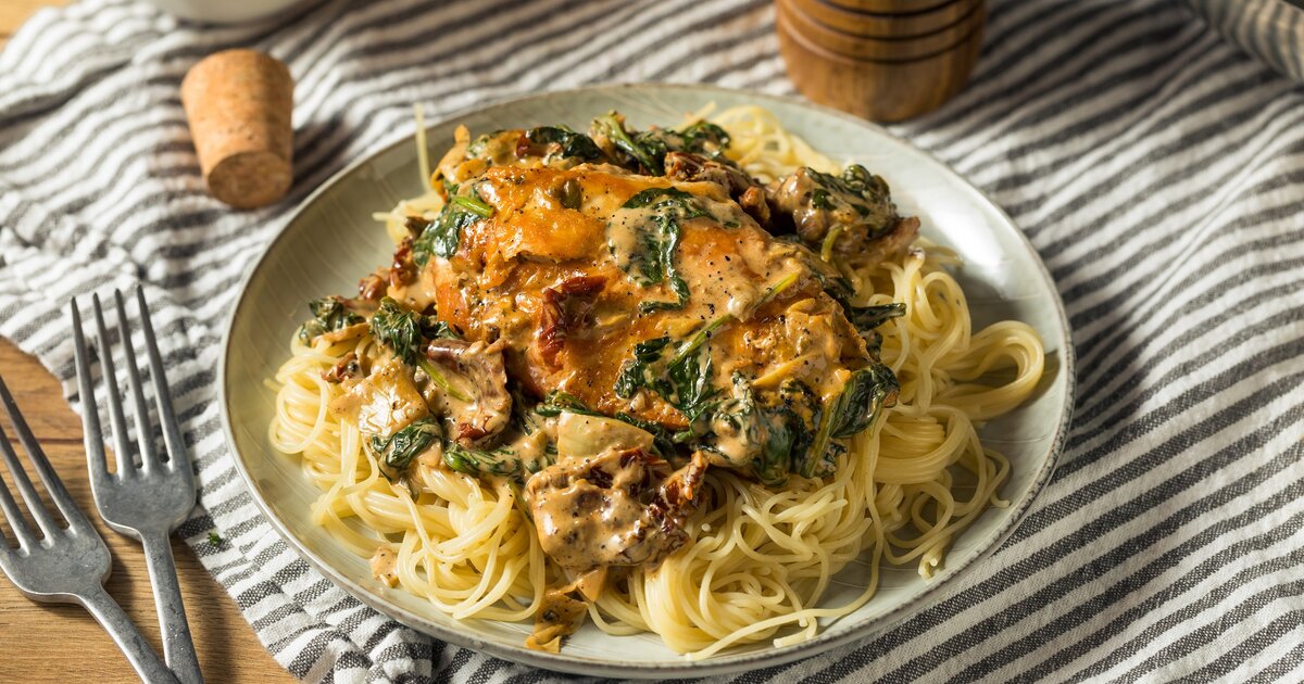 Paprika-Sahne-Hähnchen: Perfekt mit Spaghetti und Spinat Paprika-Sahne-Hähnchen: Perfekt mit Spaghetti und Spinat