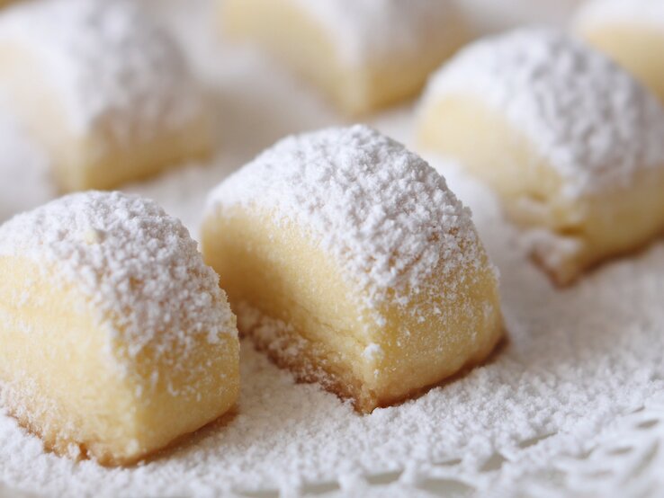 Weihnachtsplätzchen in Gnocchi-Form bestreut mit Puderzucker.