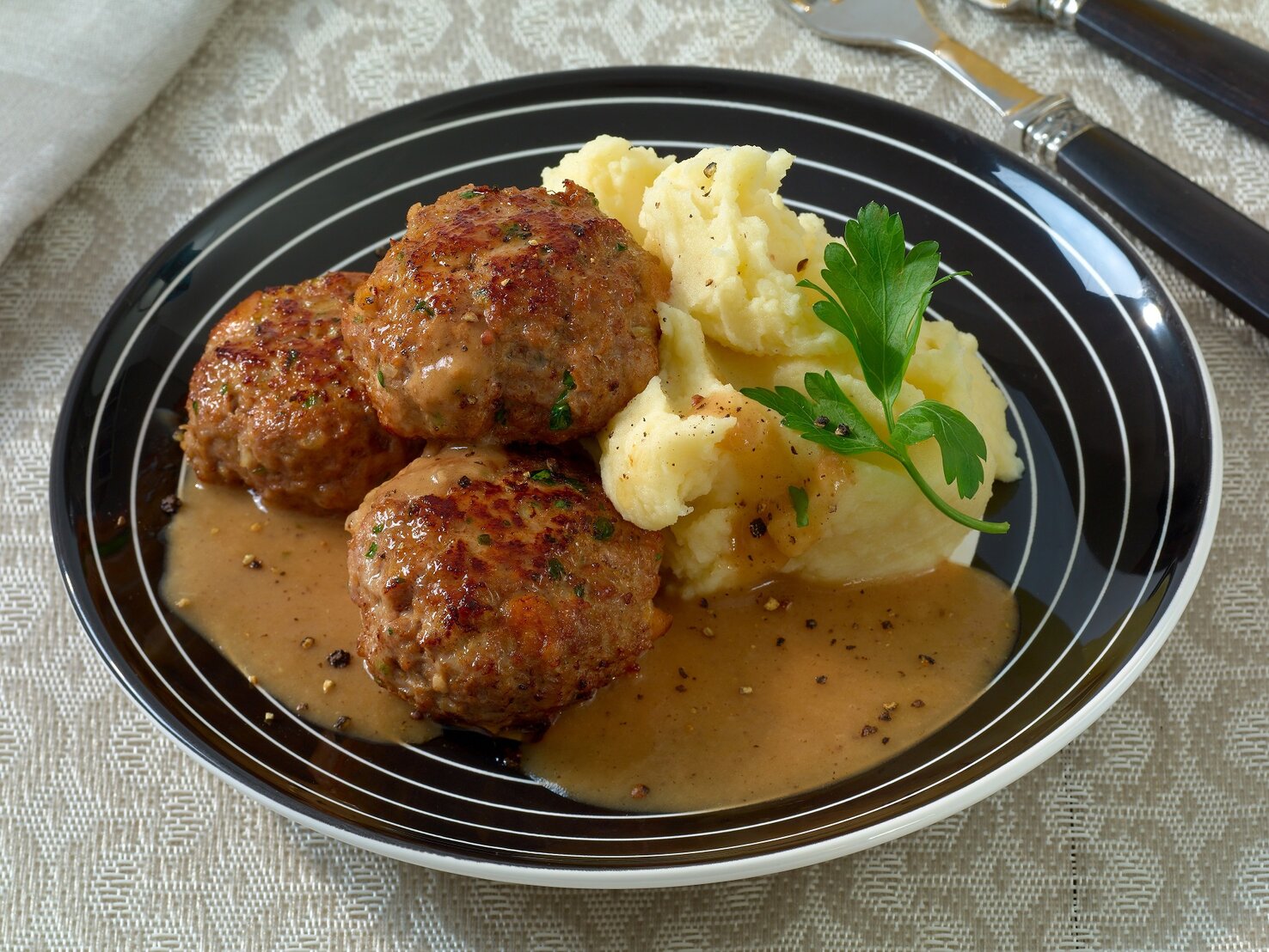 Frikadellen mit Kartoffelbrei und Soße: Nostalgie pur