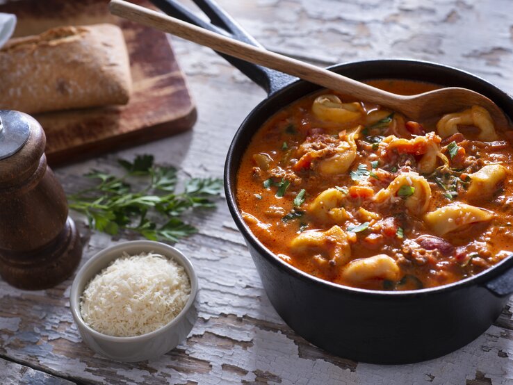 Tortellini-Eintopf in rustikalem Ambiente. 