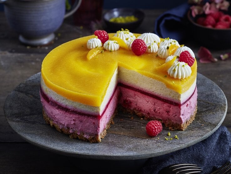 Pfirsich-Melba-Torte auf dunklem Teller mit dunklem Hintergrund. 