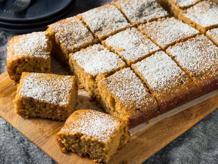 Es muss ja nicht immer eine aufwendige Torte sein. Dieser Apfelmuskuchen ist einfach zubereitet und schmeckt einfach himmlisch. 