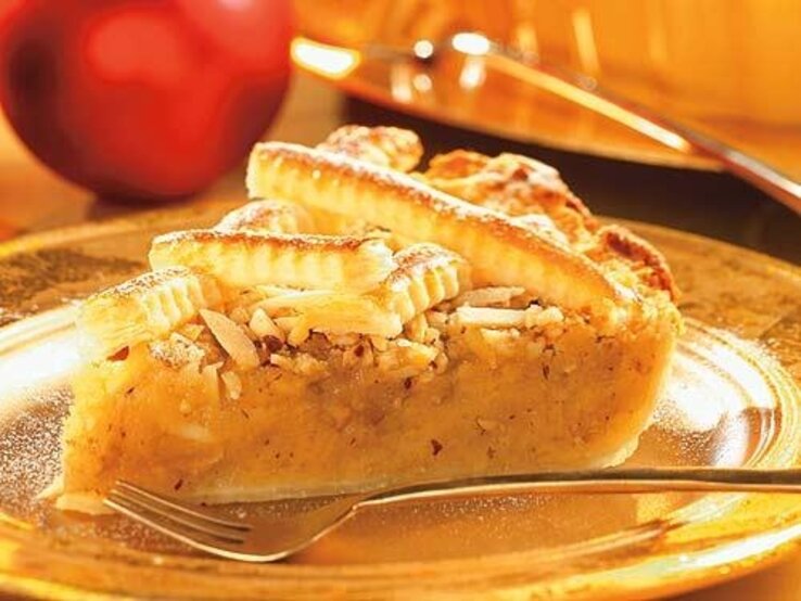 seitliche Ansicht eines angeschnittenen Kuchens.