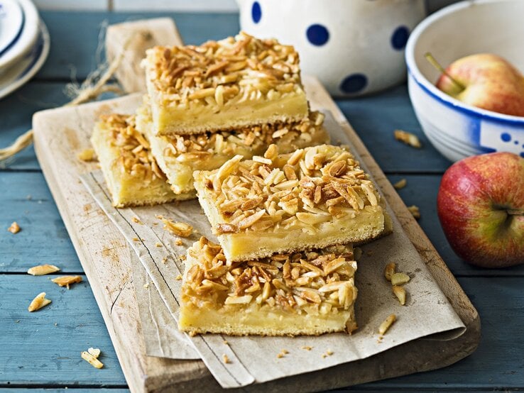 Apfel-Bienenstich angeschnitten.