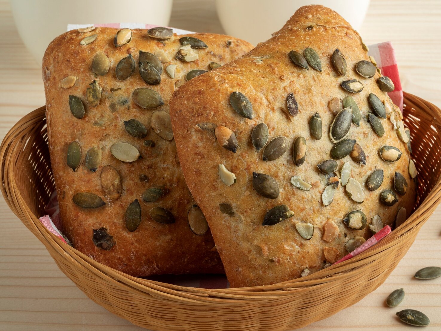 Einfach selber gebacken: Frische Kürbiskernbrötchen Einfach selber gebacken: Frische Kürbiskernbrötchen