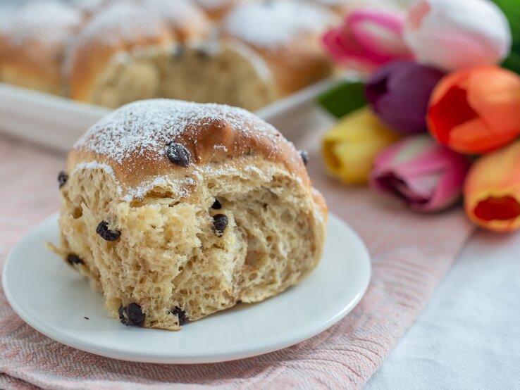 Schokobrötchen mit Puderzucker in frühlingshaftem Ambiente. 