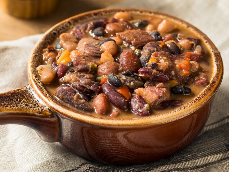 Gebackene BBQ-Bohnen in Tontopf.