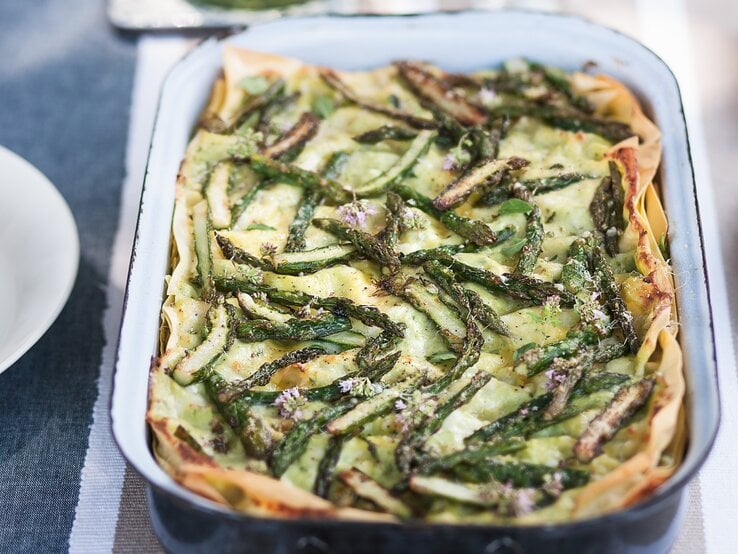 Erbsen-Spargel-Lasagne in einer eckigen Form.