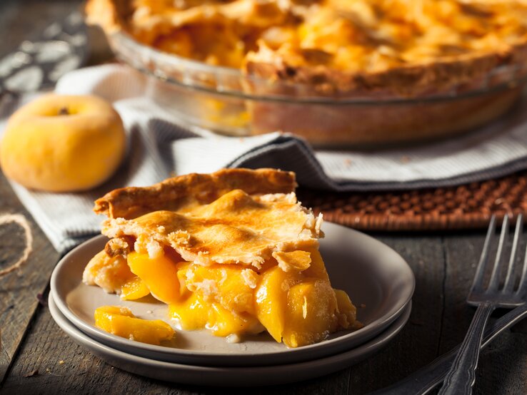 gedeckter Pfirsichkuchen  | © iStock.com/bhofack2