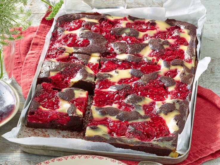 Black and White Brownies mit Himbeerkompott