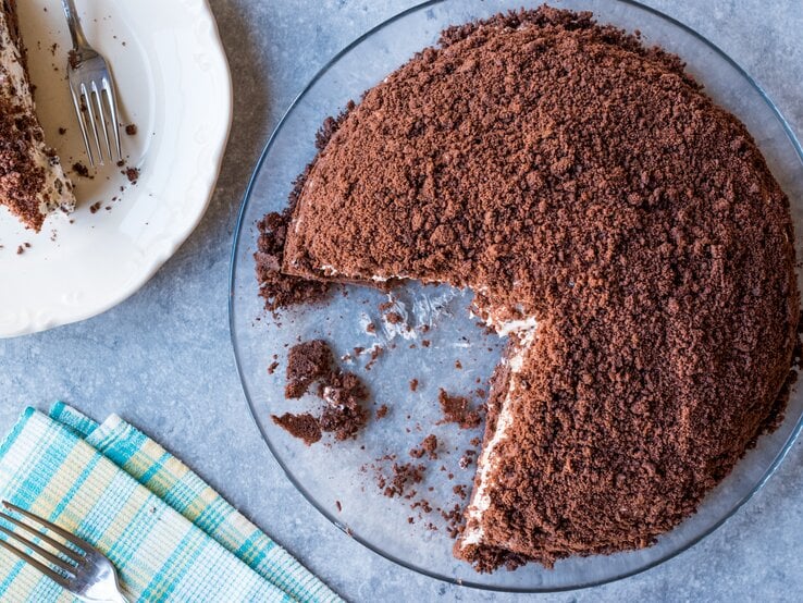 Maulwurfkuchen auf blauem Untergrund von oben fotografiert. 