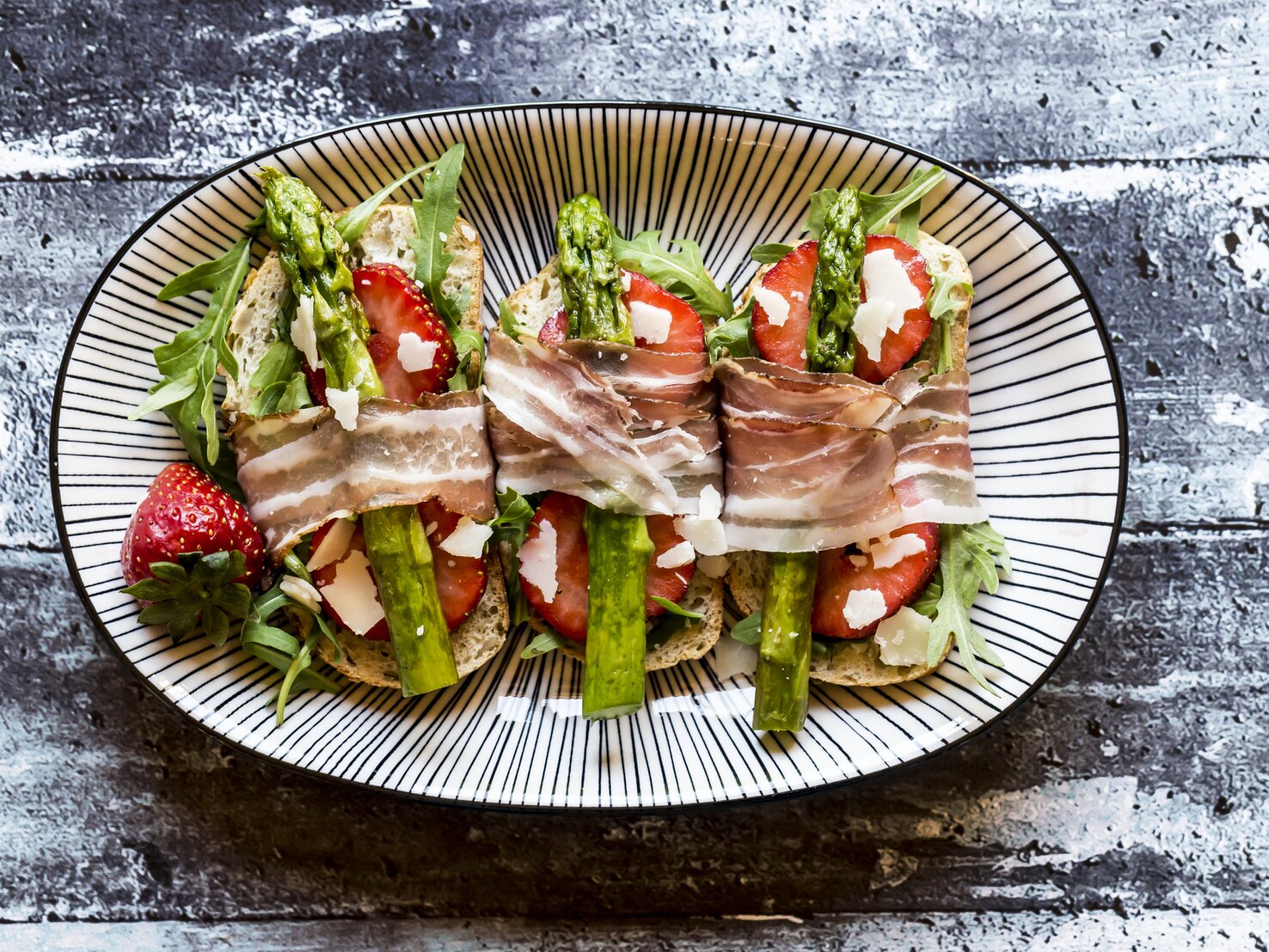 Spargel-Bruschetta mit Erdbeeren, Schinken &amp; Käse: Frühling pur
