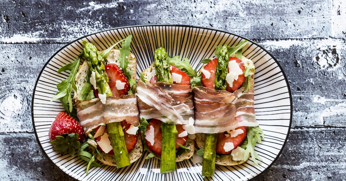 Spargel-Bruschetta mit Erdbeeren, Schinken &amp; Käse: Frühling pur